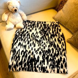 Ann Taylor black and white pencil ✏️ skirt. This is one of my favorites!  EUC.